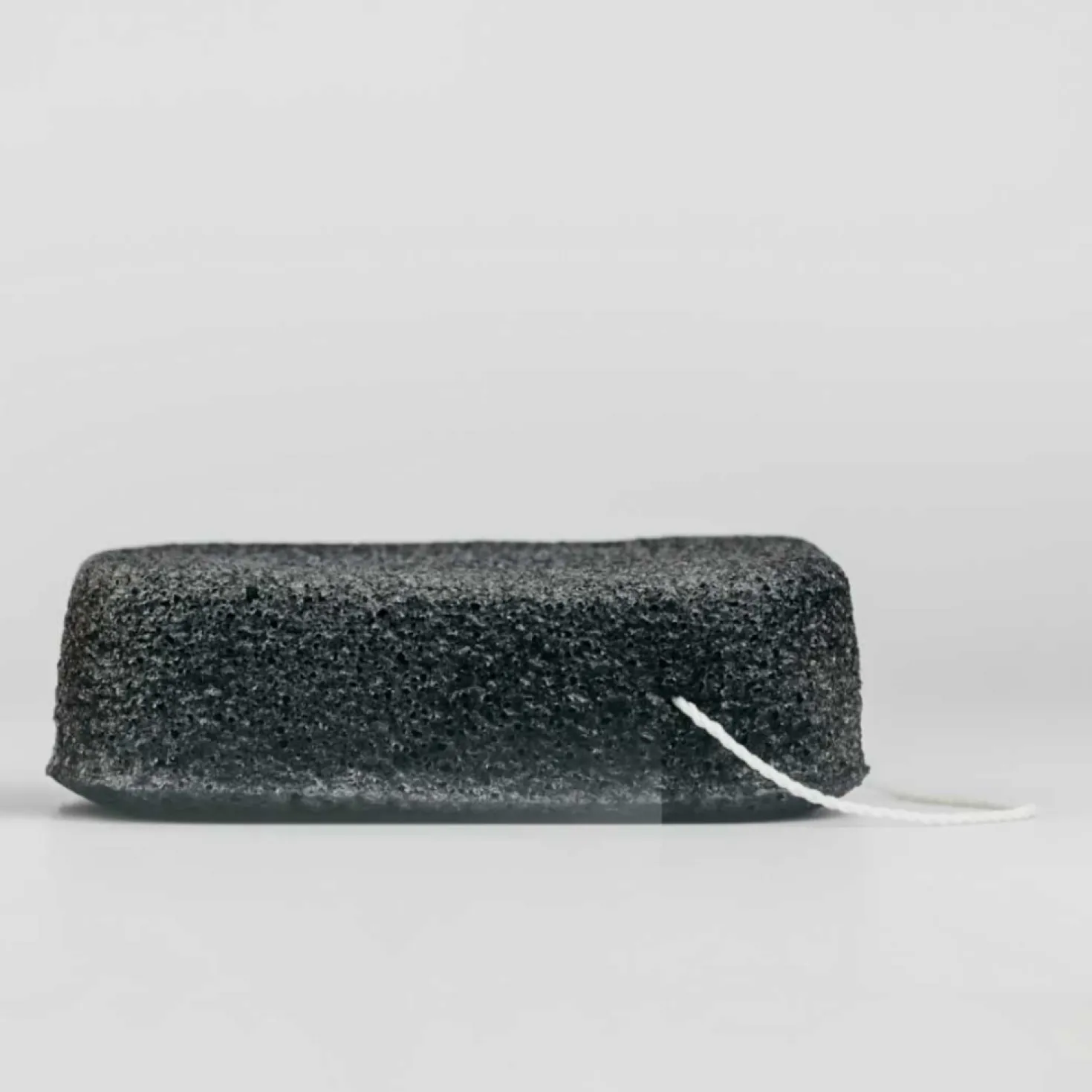 Spugna Konjac per il Corpo al Carbone Attivo